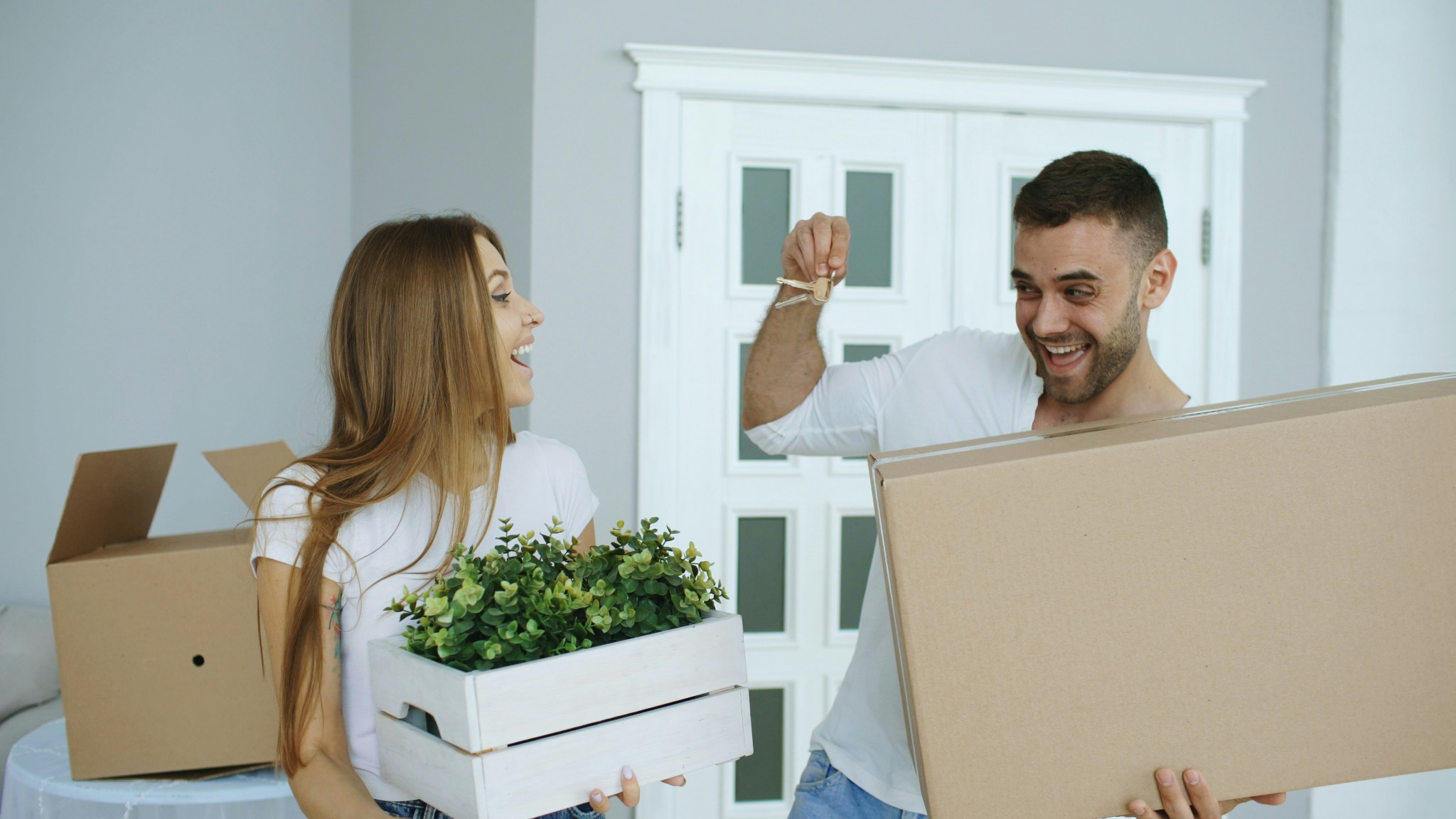 Coppia con le chiavi della nuova casa